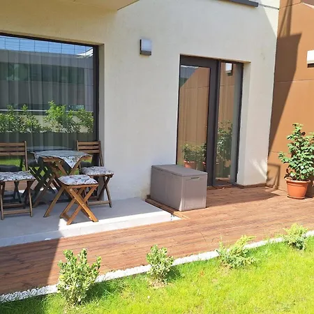 Nikola's Center Garden View Apartment *