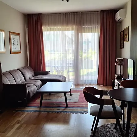 Nikola's Center Garden View Апартаменти *